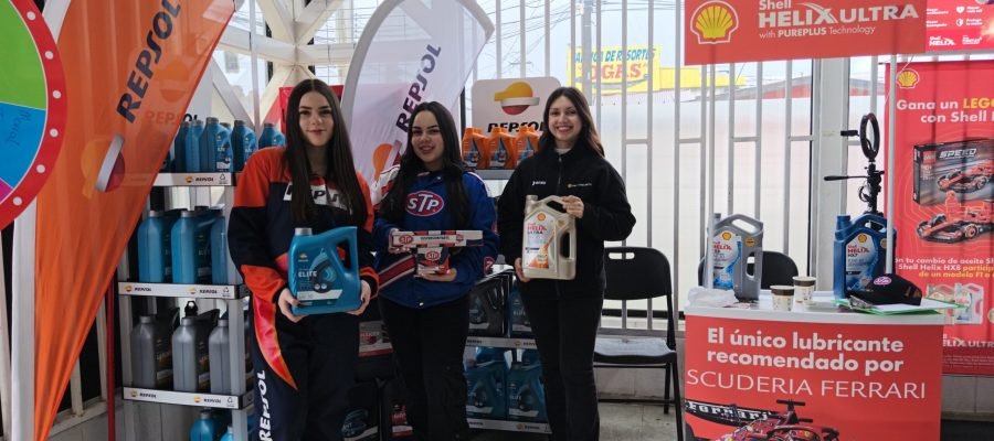 epresentantes de Repsol, STP y Shell exhibiendo lubricantes y productos automotrices durante el aniversario de Repuestos Fariña en Valdivia, con stands de capacitación y sorteos para clientes.